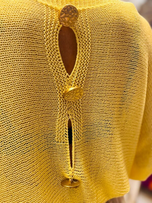 camiseta calada botones dorados