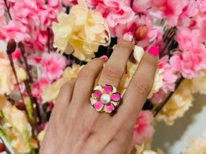 anillo de flor rosa