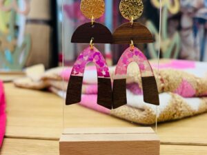 Pendientes de madera en rosa