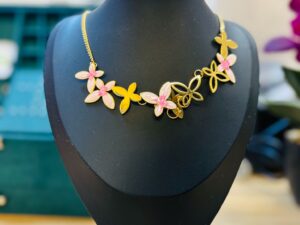 Collar de flores en tonos rosas