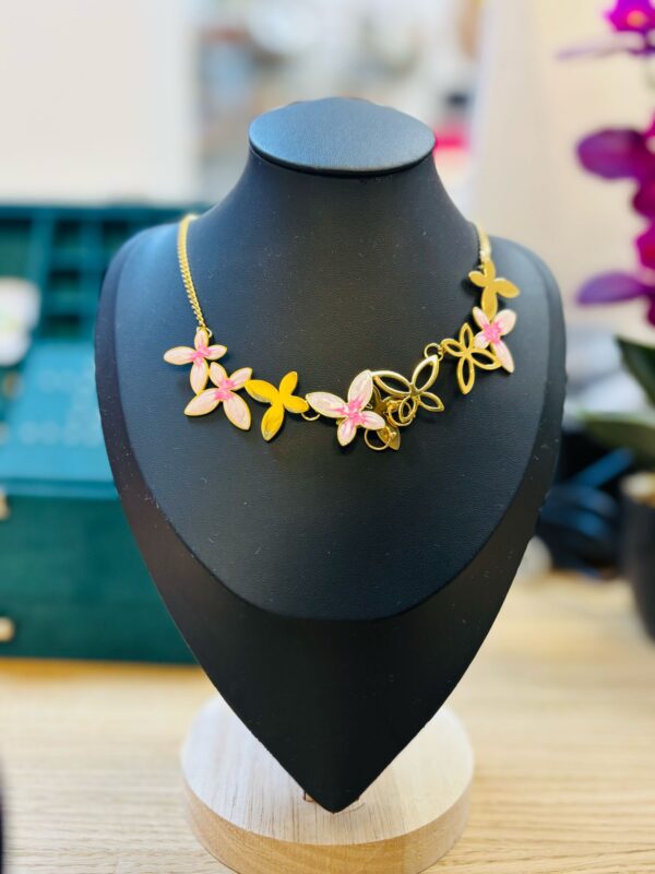 Collar de flores en tonos rosas