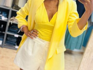 Blazer amarillo pastel.