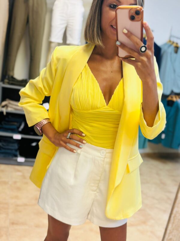 Blazer amarillo pastel.