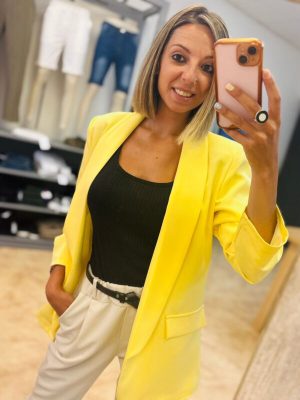 Blazer amarillo pastel.